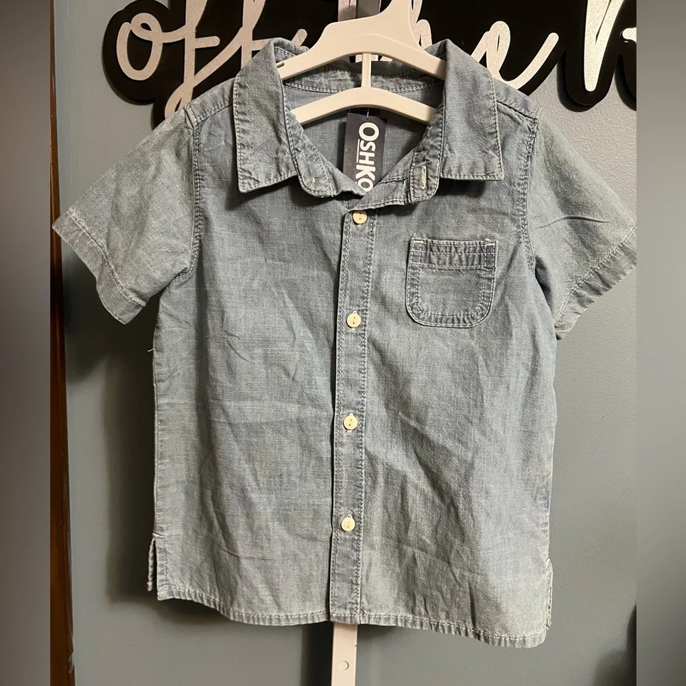 🇺🇸 $5 🇺🇸 OshKosh B'gosh Blue Denim Button Down Collar Shirt with Pocket NWT 5T